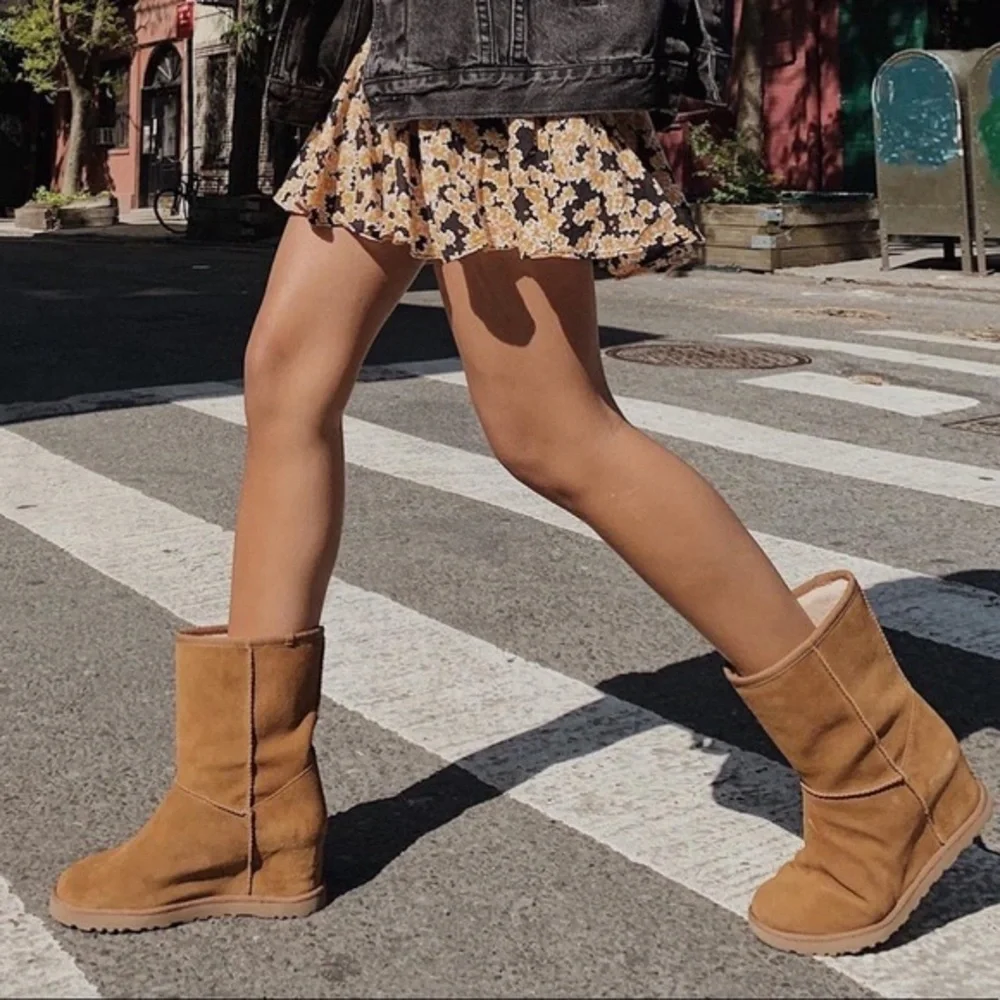 UGG | Classic Femme Short Boots In Chestnut NEW In Box - Picture 1 of 16